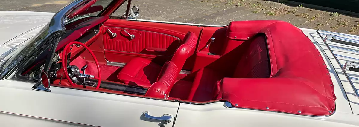 Ford Mustang 289 Cabrio wit met rode bekleding