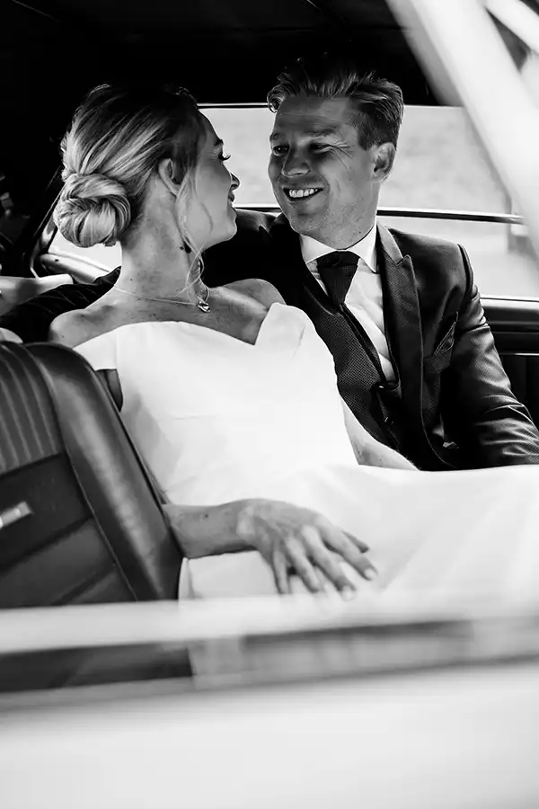 Trouwauto huren Eindhoven Bruidspaar